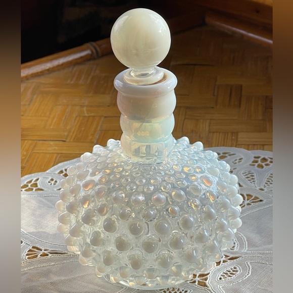 COPY - ⭐️Host Pick! 🌹⭐️ Vintage Hobnail opalescent perfume bottle w/stopper - Picture 3 of 11
